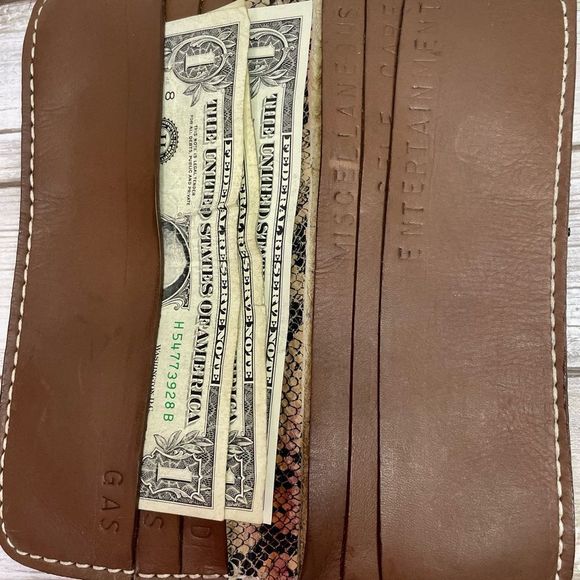 Leather snake skin wallet has cash pockets so that you can stick to your budget - Picture 11 of 14